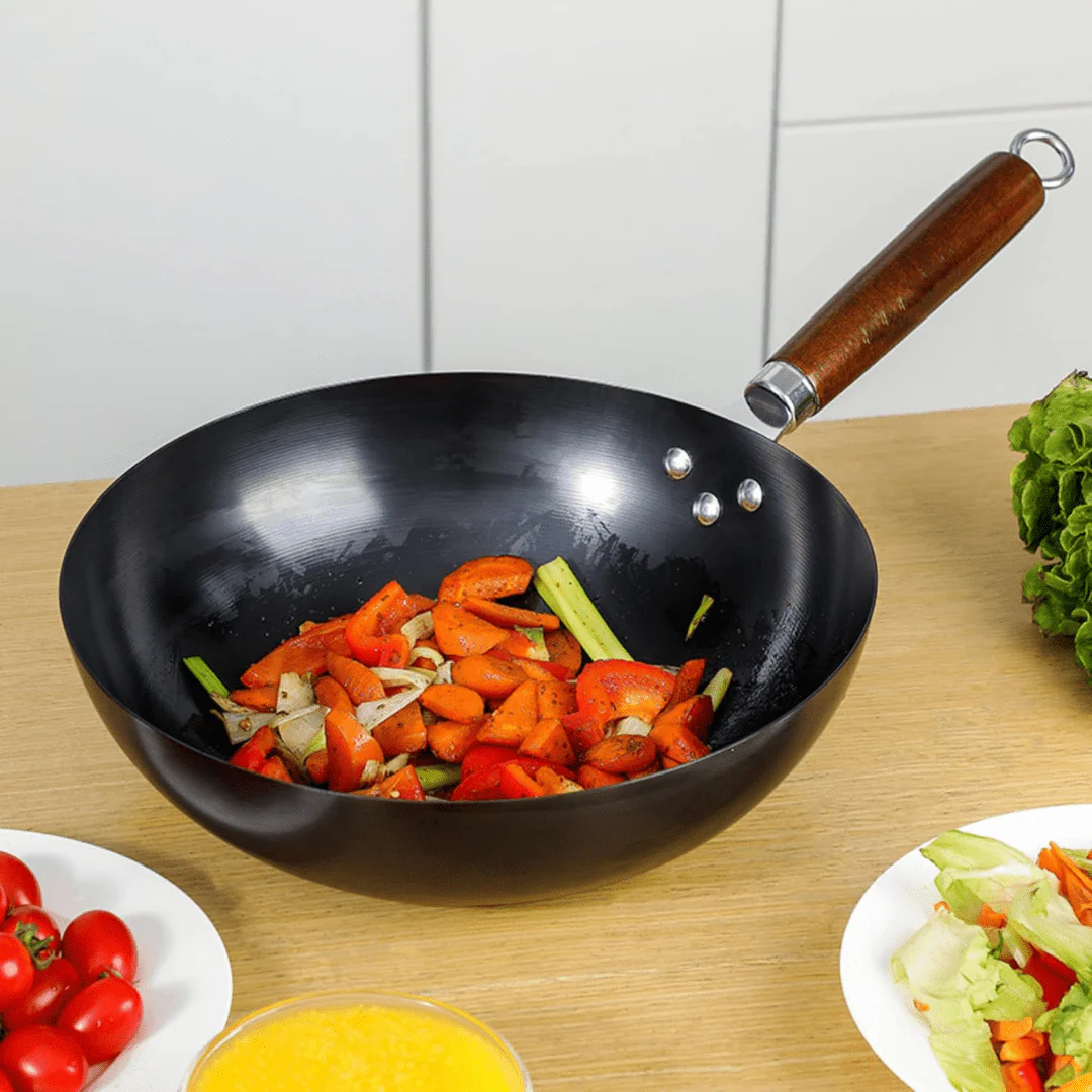 مقلاة قلي (طاوة) حديد ناعم ويا يد خشبية