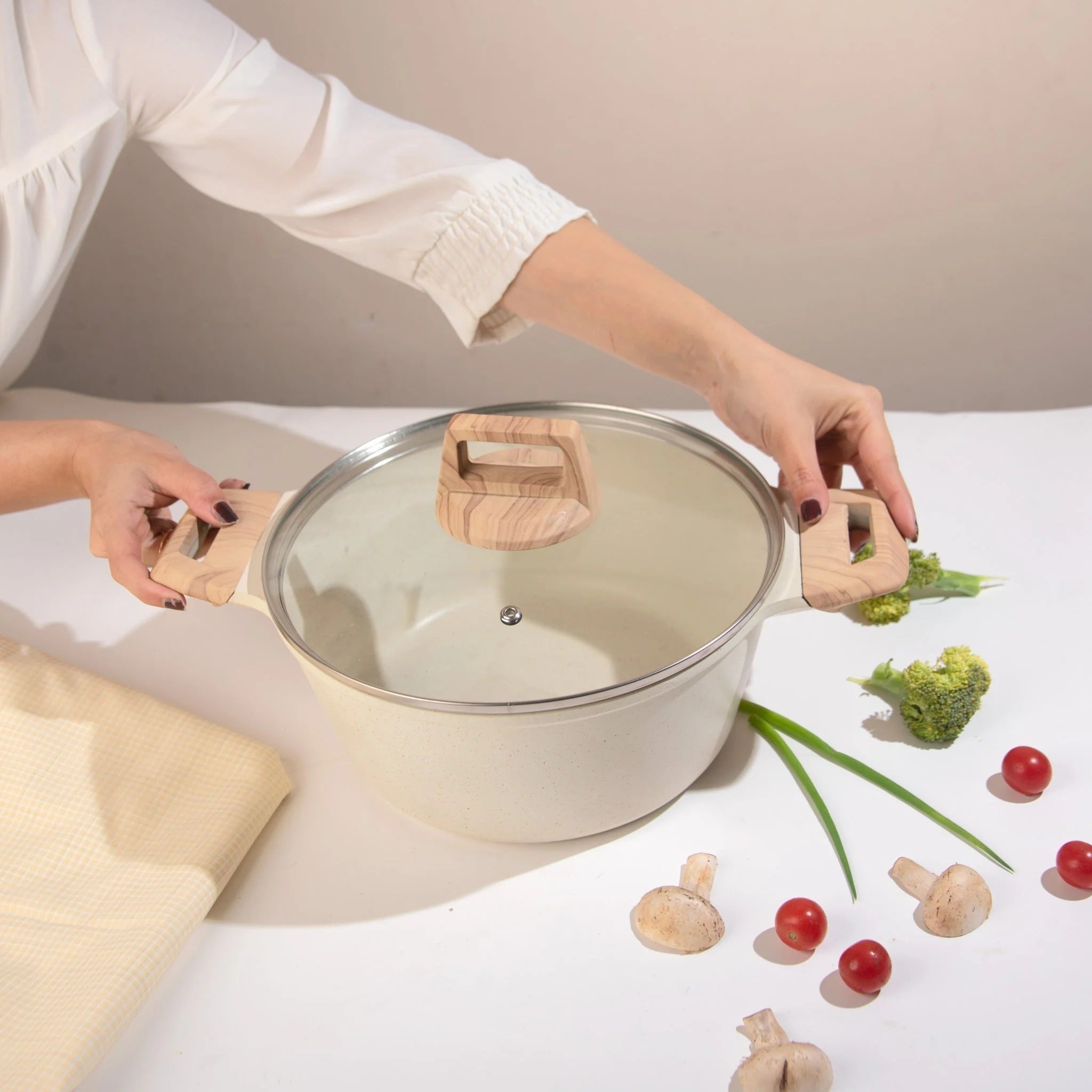 جدر صلصة (جدر صغير) "نان ستيك" من حجر المايفان (أبيض - 24 سم)